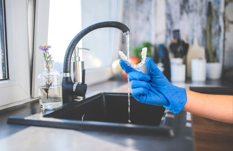 Pekiştirme Tedavisi Nedir? 8 Seffaf Plaklarinizi Nasil temizlemelisiniz plaklarinizi yikayin Dr ozlem aylikci ortodonti uzmani seffaf plak uzmani invisalign uzmani invisalign provider invisalign teen provider
