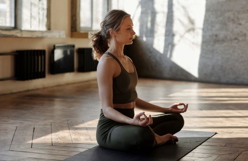 yoga yapan dis hekimi yoga dis sagligi Dr ozlem aylikci ortodonti uzmani seffaf plak uzmani invisalign uzmani