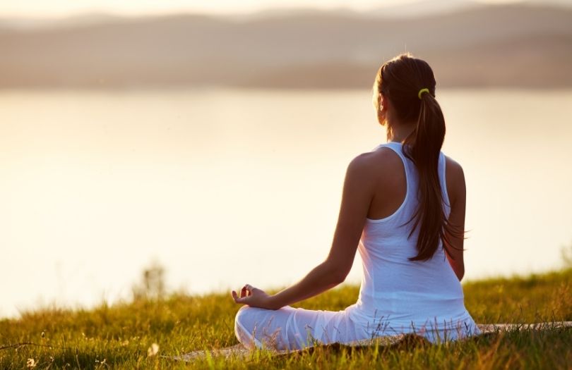 Uyurken Dişlerinize Zarar Veriyor Olabilir misiniz? 6 yoga ve dis sikma ozlem aylikci ortodonti uzmani seffaf plak uzmani invisalign uzmani Bahadir ugur aylikci periodontoloji uzmani dis eti uzmani
